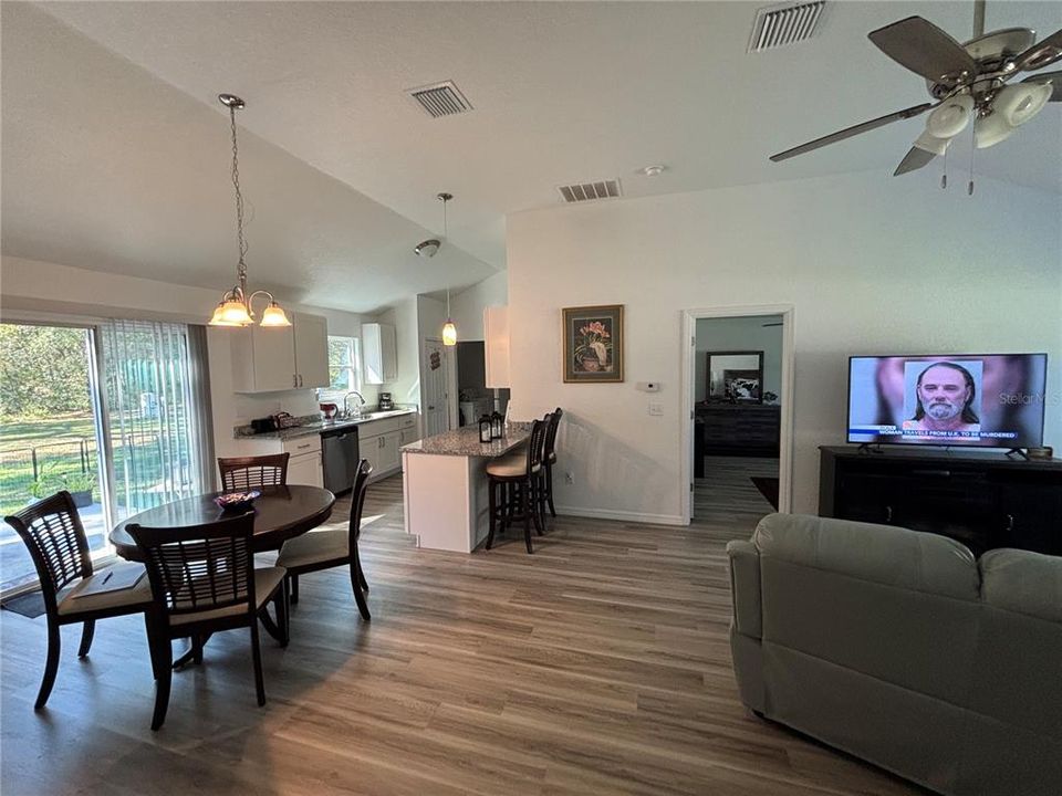 待售: $239,000 (3 贝兹, 2 浴室, 1387 平方英尺)