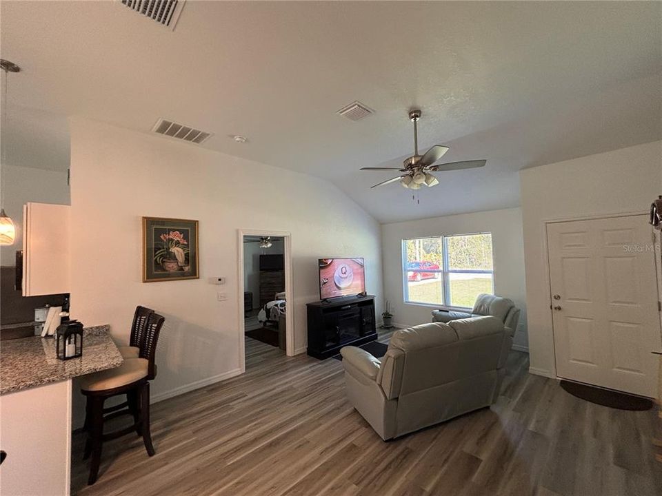 待售: $239,000 (3 贝兹, 2 浴室, 1387 平方英尺)