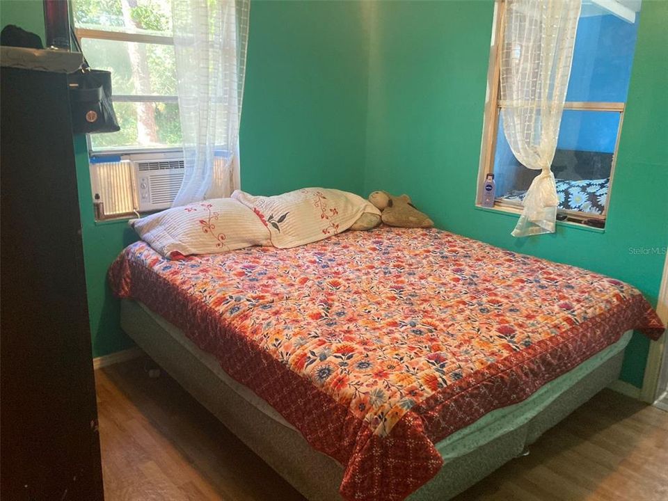 For Sale: $255,000 (2 beds, 1 baths, 916 Square Feet)