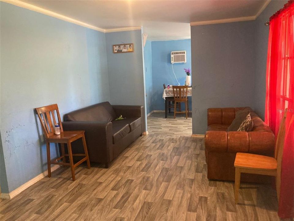 For Sale: $255,000 (2 beds, 1 baths, 916 Square Feet)