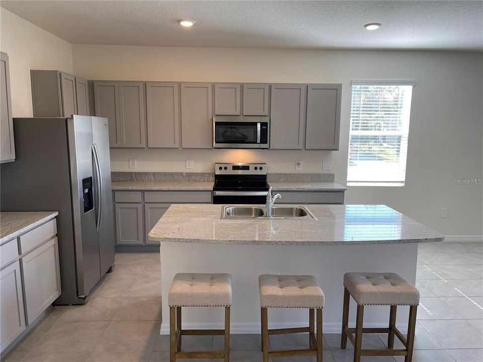 For Rent: $2,590 (3 beds, 2 baths, 1819 Square Feet)