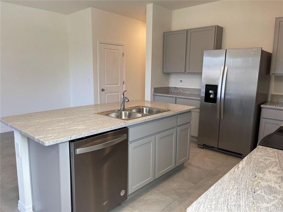 For Rent: $2,590 (3 beds, 2 baths, 1819 Square Feet)