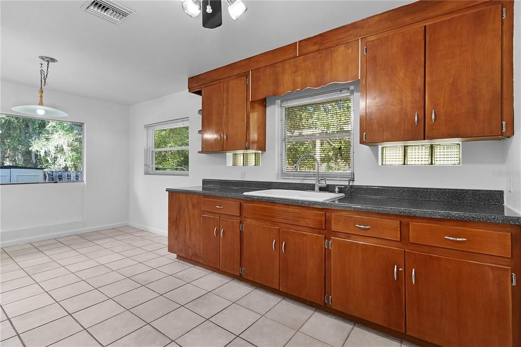 出租: $1,400 (3 贝兹, 1 浴室, 1677 平方英尺)