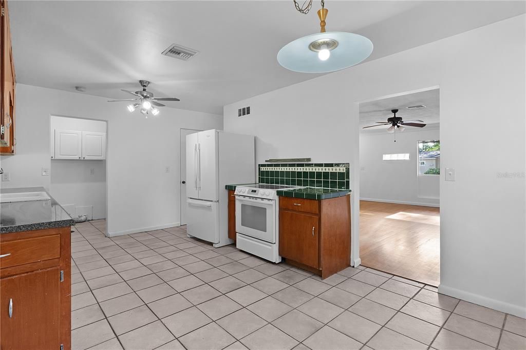 出租: $1,400 (3 贝兹, 1 浴室, 1677 平方英尺)