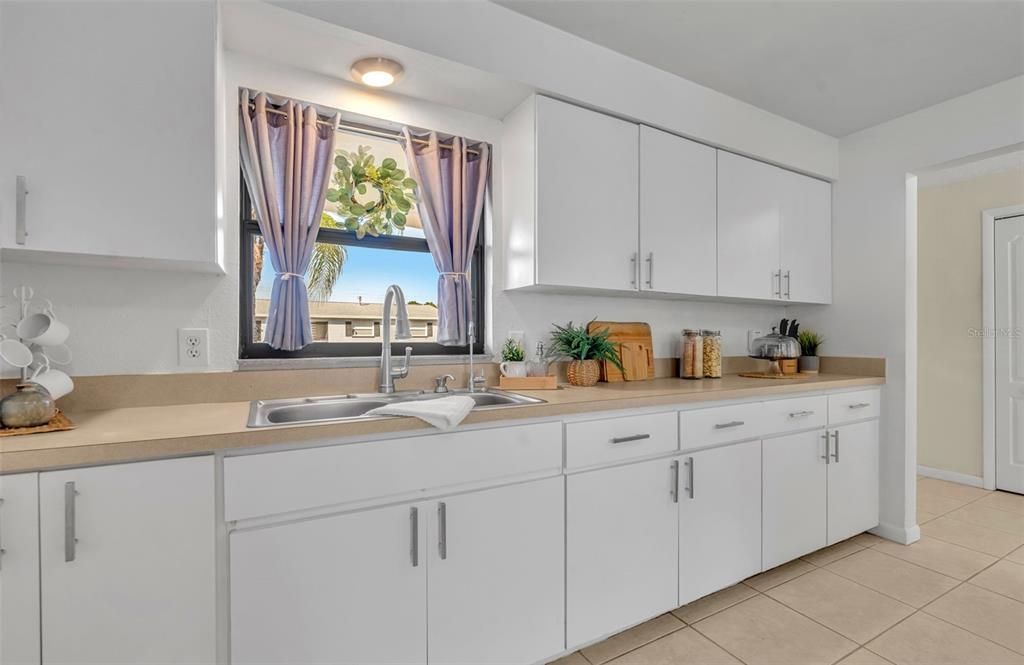 На продажу: $265,597 (3 спален, 2 ванн, 1198 Квадратных фут)