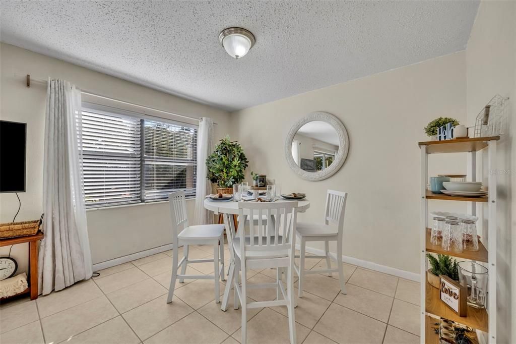 На продажу: $265,597 (3 спален, 2 ванн, 1198 Квадратных фут)