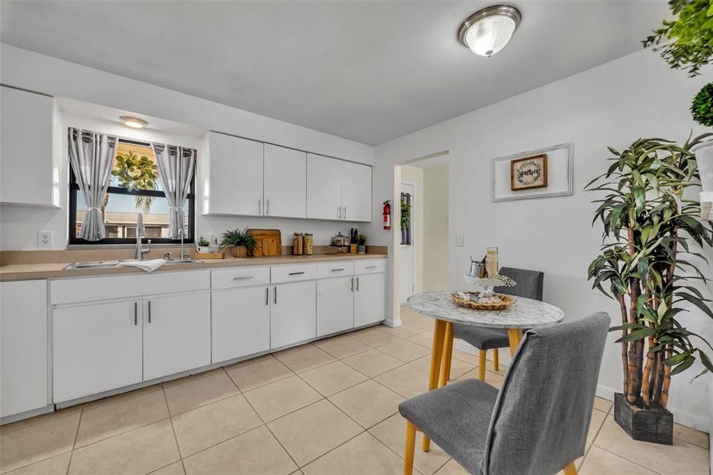 На продажу: $265,597 (3 спален, 2 ванн, 1198 Квадратных фут)