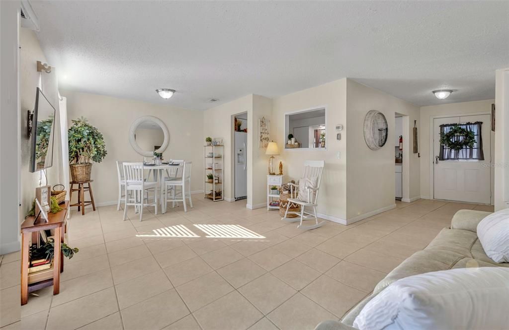 На продажу: $265,597 (3 спален, 2 ванн, 1198 Квадратных фут)