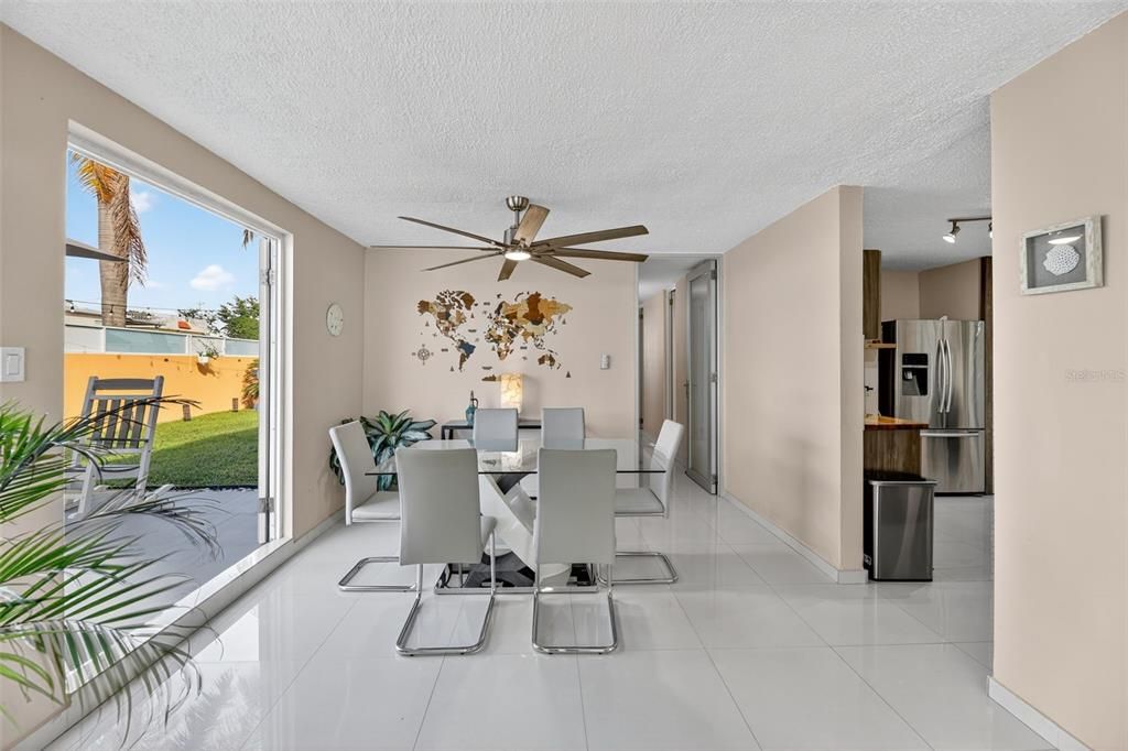 Под контрактом: $305,000 (3 спален, 2 ванн, 1300 Квадратных фут)