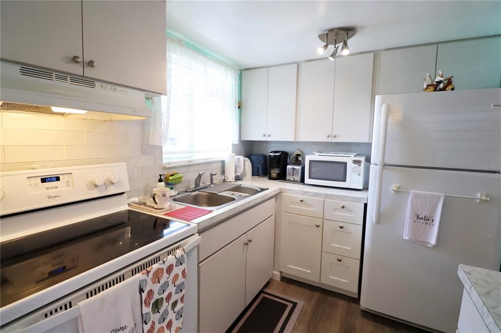 For Sale: $106,000 (2 beds, 1 baths, 733 Square Feet)
