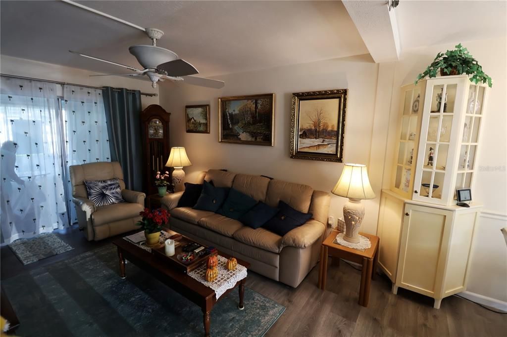 For Sale: $106,000 (2 beds, 1 baths, 733 Square Feet)