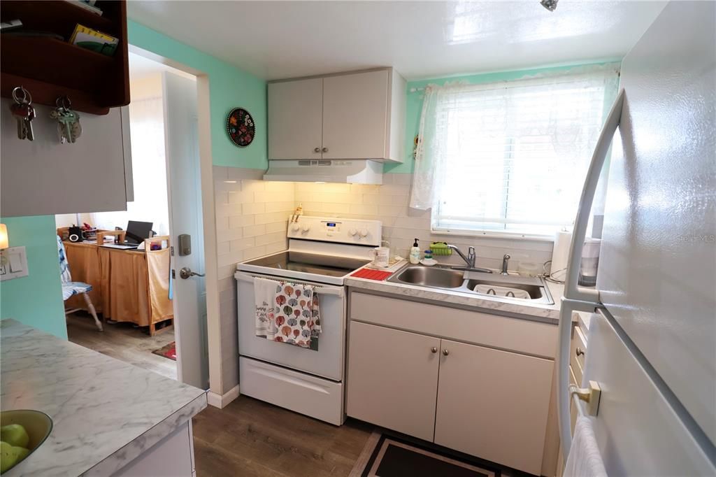 For Sale: $106,000 (2 beds, 1 baths, 733 Square Feet)