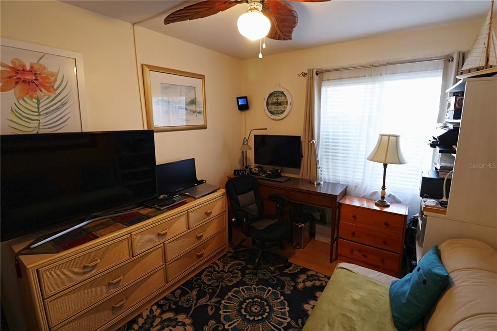 For Sale: $106,000 (2 beds, 1 baths, 733 Square Feet)