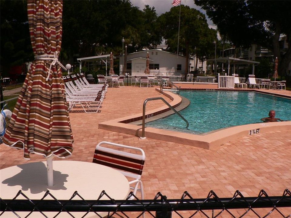 For Sale: $106,000 (2 beds, 1 baths, 733 Square Feet)