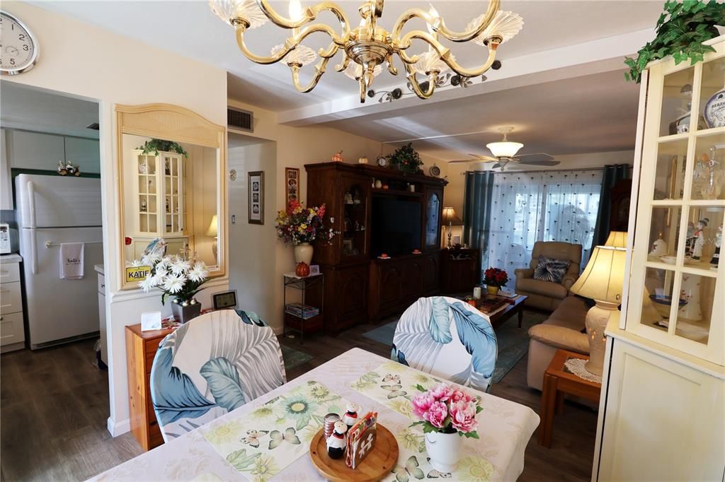 For Sale: $106,000 (2 beds, 1 baths, 733 Square Feet)