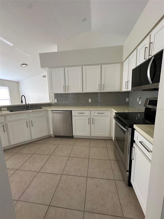 For Rent: $2,100 (3 beds, 2 baths, 1685 Square Feet)