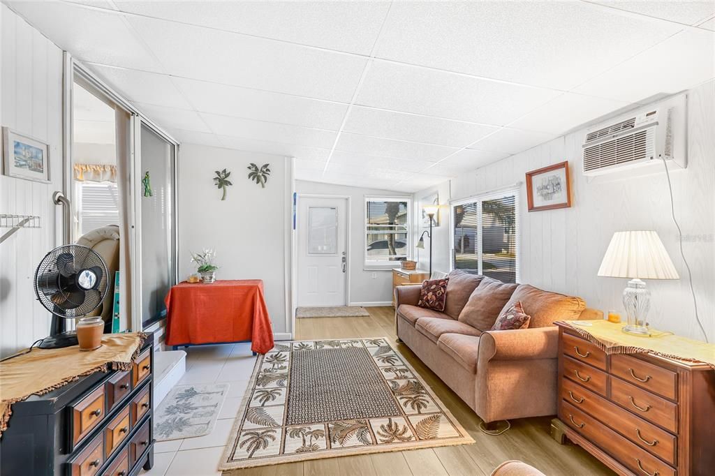 For Sale: $115,000 (1 beds, 2 baths, 1008 Square Feet)