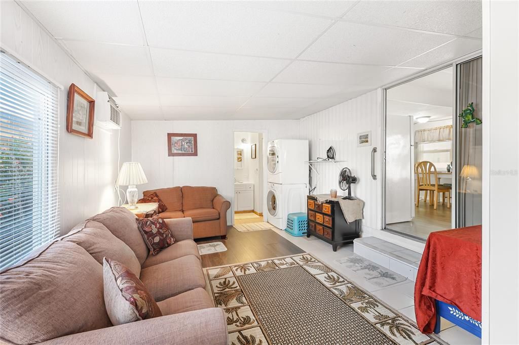 For Sale: $115,000 (1 beds, 2 baths, 1008 Square Feet)