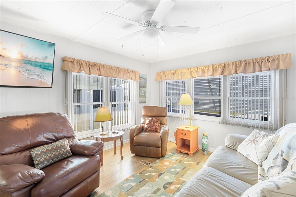 For Sale: $115,000 (1 beds, 2 baths, 1008 Square Feet)