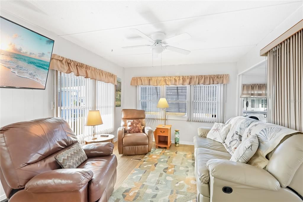 For Sale: $115,000 (1 beds, 2 baths, 1008 Square Feet)