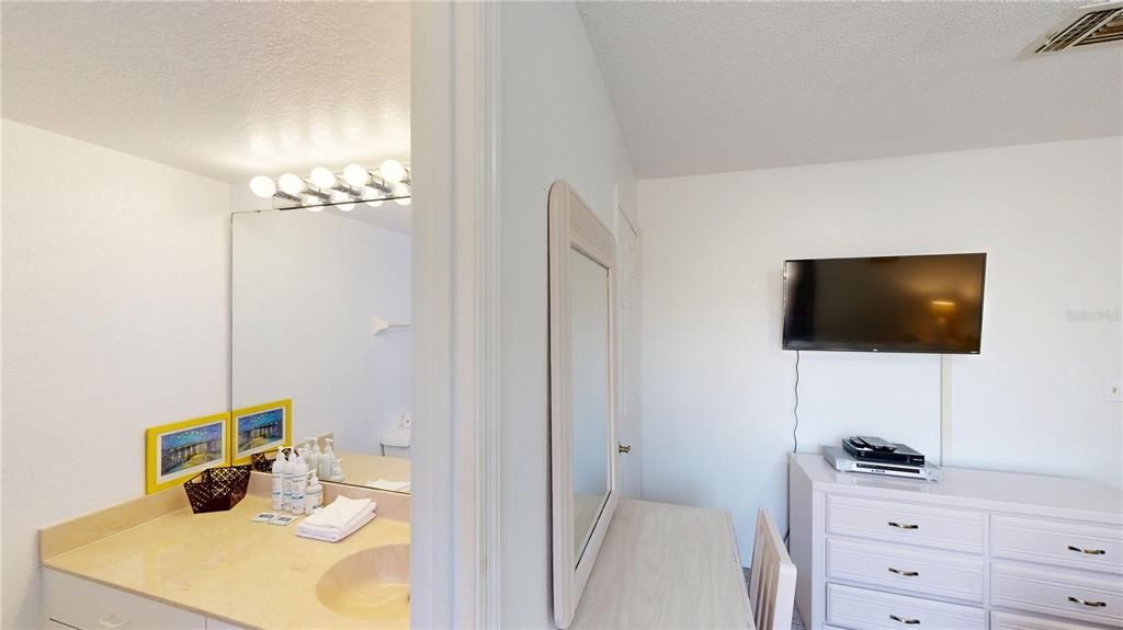 For Sale: $275,000 (2 beds, 2 baths, 1012 Square Feet)