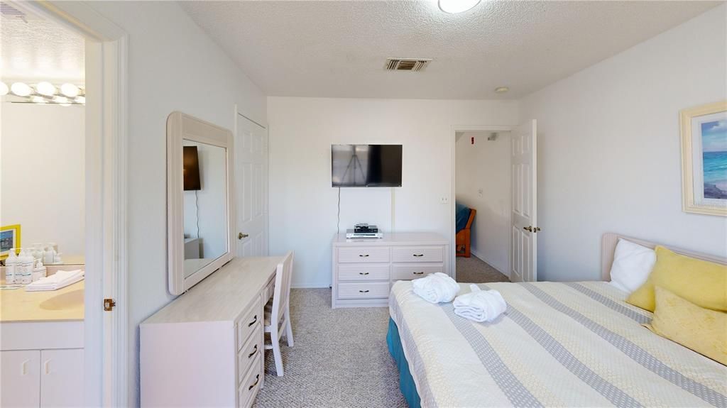 For Sale: $275,000 (2 beds, 2 baths, 1012 Square Feet)