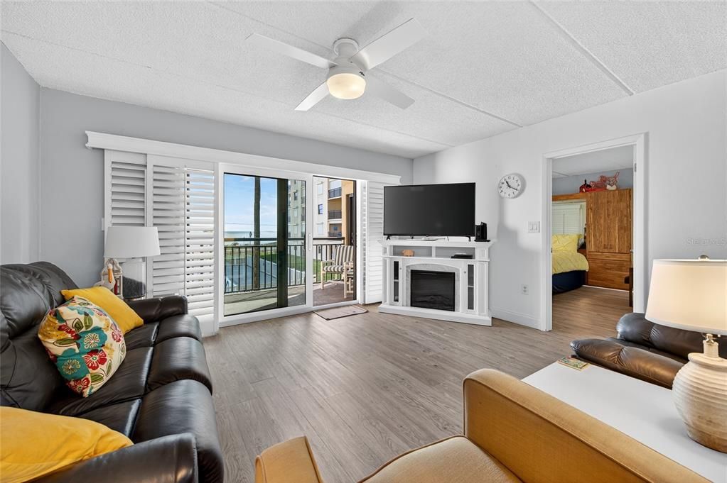 En Venta: $450,000 (2 camas, 2 baños, 1121 Pies cuadrados)