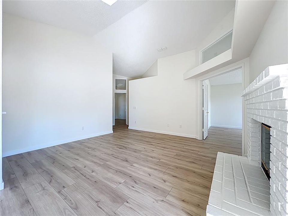 Activo con contrato: $384,500 (3 camas, 2 baños, 1265 Pies cuadrados)