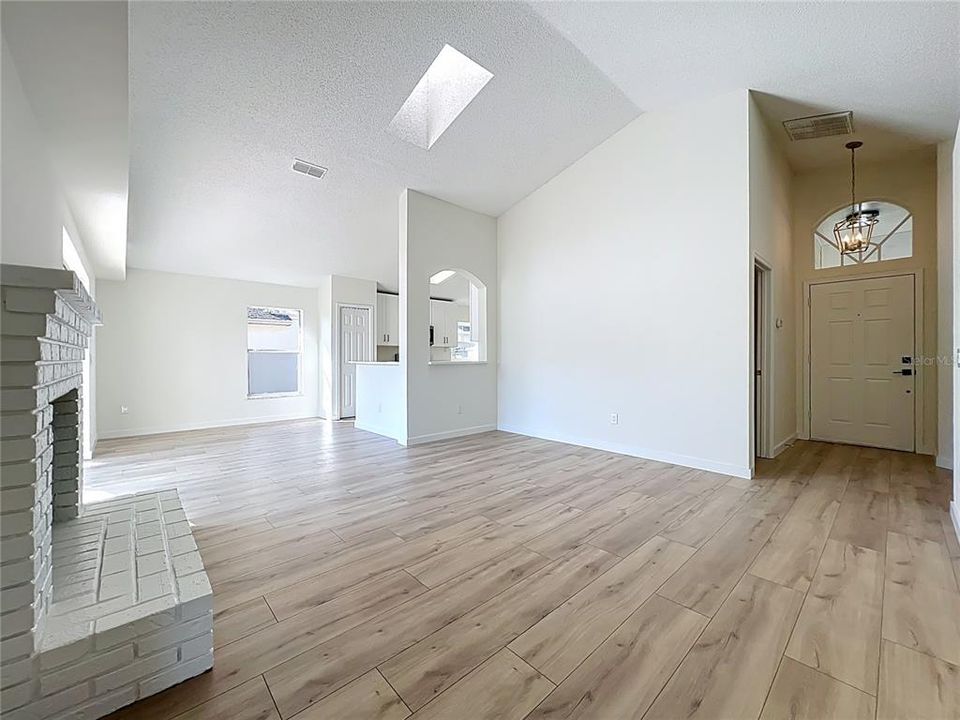 Activo con contrato: $384,500 (3 camas, 2 baños, 1265 Pies cuadrados)