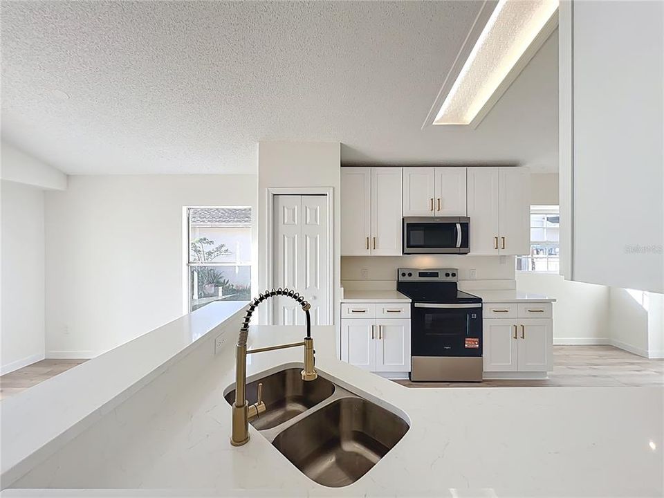 Activo con contrato: $384,500 (3 camas, 2 baños, 1265 Pies cuadrados)