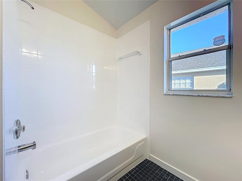 Activo con contrato: $384,500 (3 camas, 2 baños, 1265 Pies cuadrados)