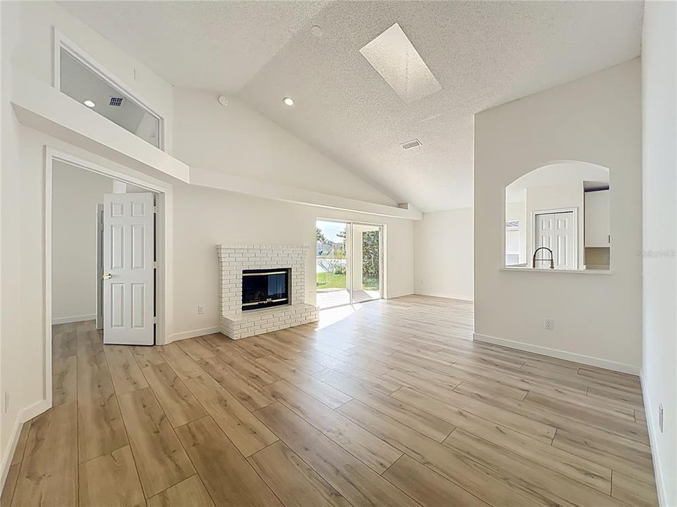 Activo con contrato: $384,500 (3 camas, 2 baños, 1265 Pies cuadrados)