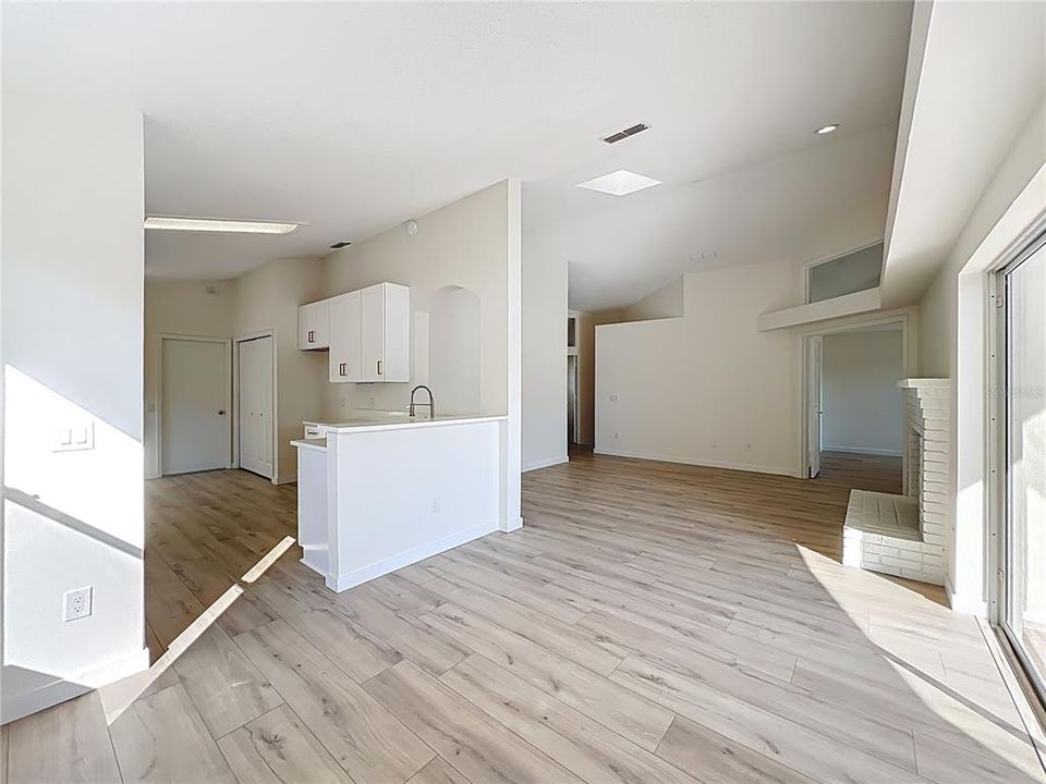 Activo con contrato: $384,500 (3 camas, 2 baños, 1265 Pies cuadrados)