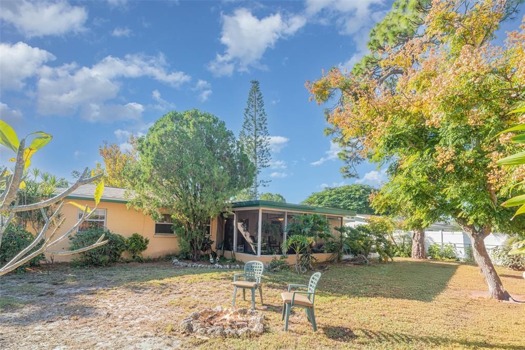 Active With Contract: $319,000 (3 beds, 2 baths, 1204 Square Feet)