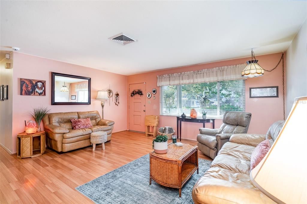 Active With Contract: $319,000 (3 beds, 2 baths, 1204 Square Feet)