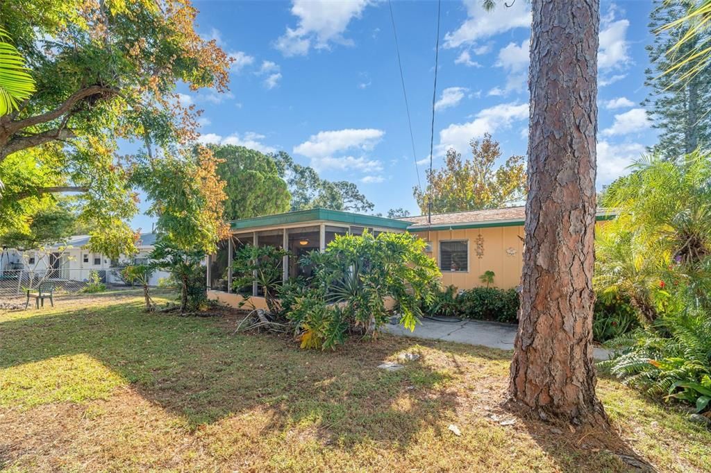 Active With Contract: $319,000 (3 beds, 2 baths, 1204 Square Feet)