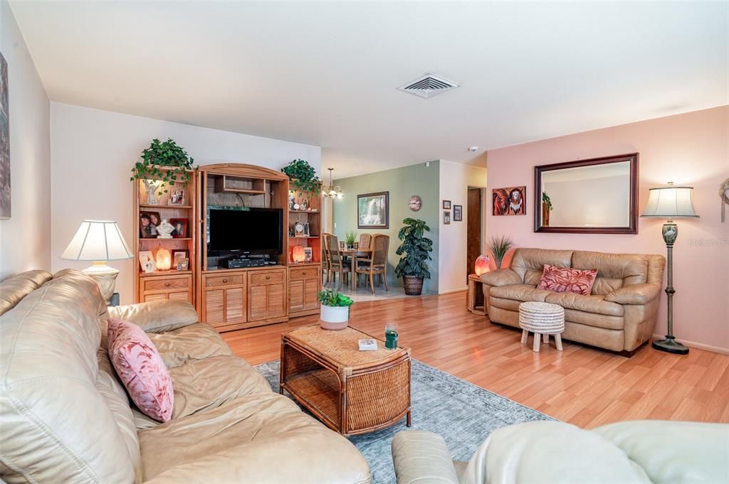 Active With Contract: $319,000 (3 beds, 2 baths, 1204 Square Feet)