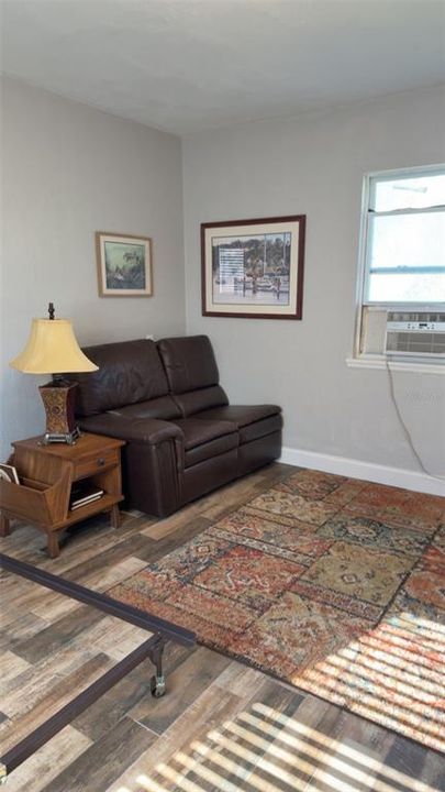 Под контрактом: $197,500 (2 спален, 1 ванн, 1159 Квадратных фут)