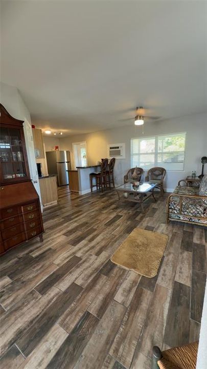 Под контрактом: $197,500 (2 спален, 1 ванн, 1159 Квадратных фут)