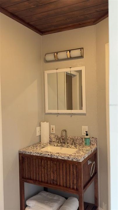 Под контрактом: $197,500 (2 спален, 1 ванн, 1159 Квадратных фут)