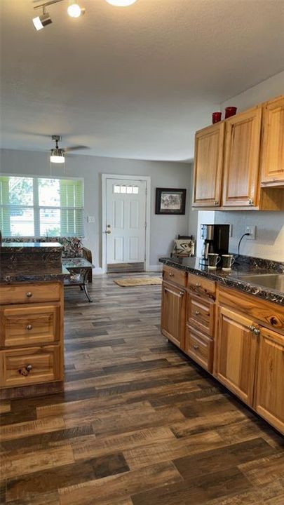 Под контрактом: $197,500 (2 спален, 1 ванн, 1159 Квадратных фут)