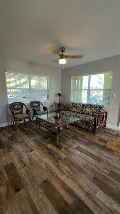 Под контрактом: $197,500 (2 спален, 1 ванн, 1159 Квадратных фут)