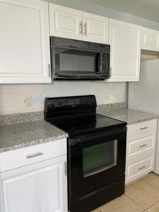 For Rent: $1,350 (1 beds, 1 baths, 696 Square Feet)