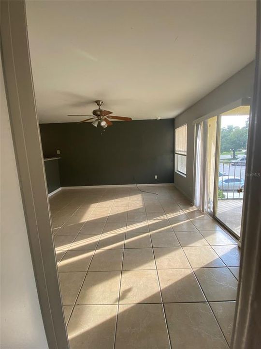 For Rent: $1,350 (1 beds, 1 baths, 696 Square Feet)