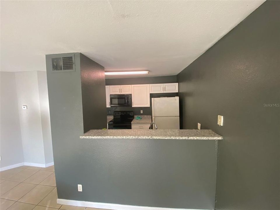 For Rent: $1,350 (1 beds, 1 baths, 696 Square Feet)