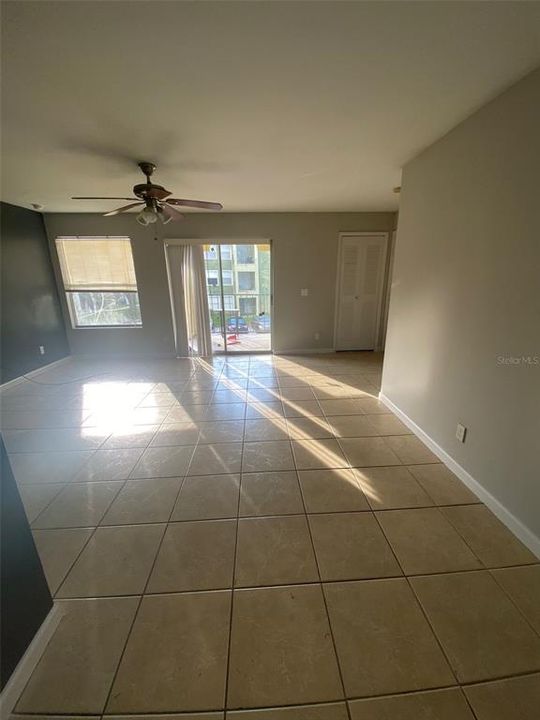 For Rent: $1,350 (1 beds, 1 baths, 696 Square Feet)