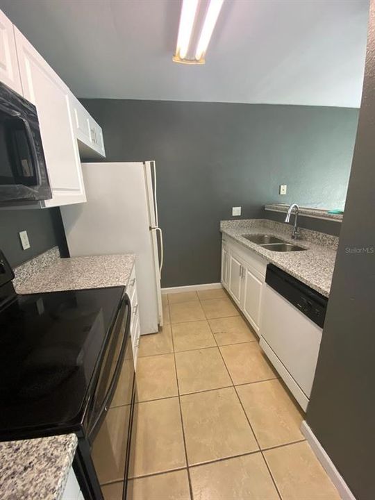 For Rent: $1,350 (1 beds, 1 baths, 696 Square Feet)