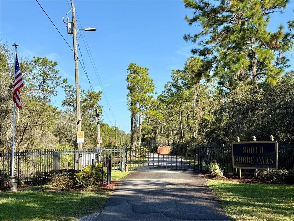 待售: $135,000 (4.42 acres)