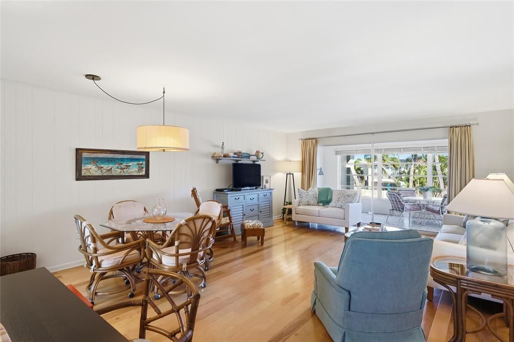 For Sale: $399,000 (2 beds, 2 baths, 1151 Square Feet)