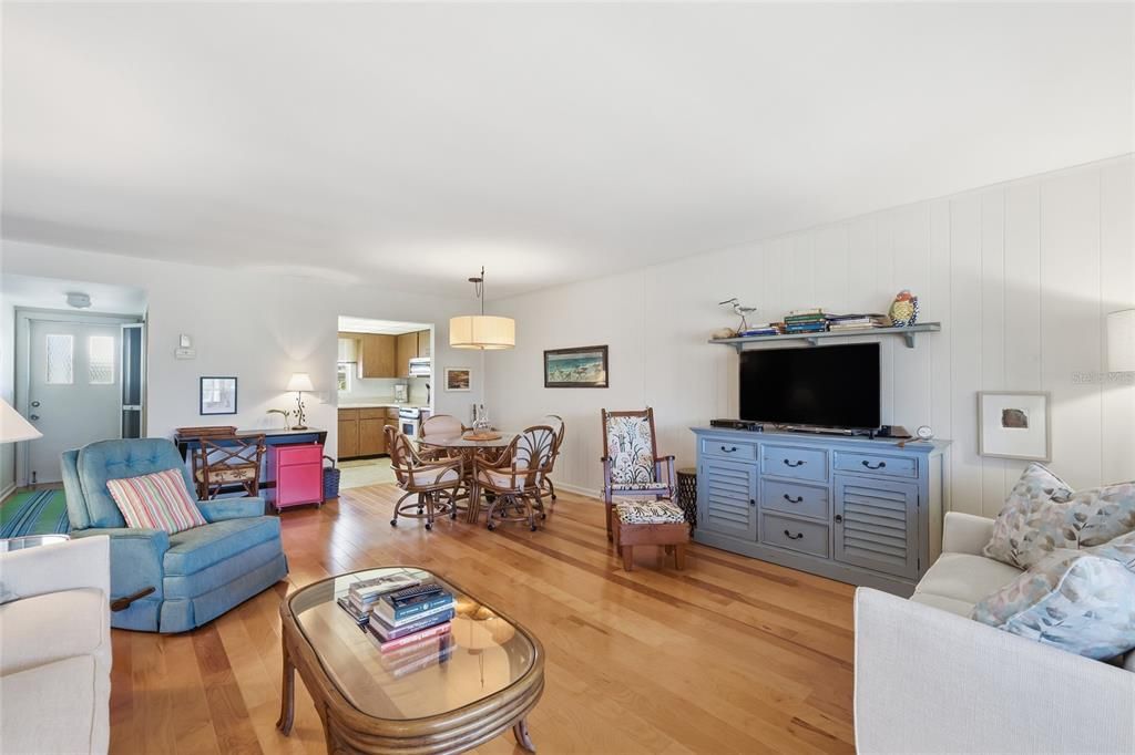 For Sale: $399,000 (2 beds, 2 baths, 1151 Square Feet)